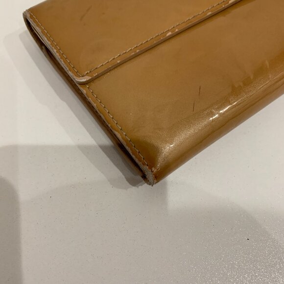 Louis Vuitton Beige Vernis Sara Wallet (used, some peeling) - Picture 4 of 16